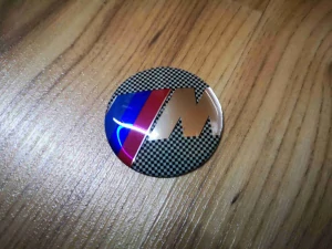 BMW M-Tech nálepky, znaky do středů kol, volant...